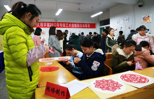 色彩絢麗、喜氣洋洋的活動現(xiàn)場