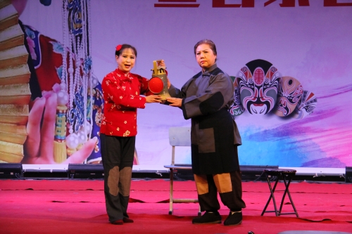 呼玉山院長(zhǎng)、許鴻昌館長(zhǎng)演唱現(xiàn)代京劇《智取威虎山》選段