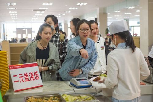 2元蓋澆飯后勤服務(wù)團(tuán)隊(duì)：飄香十余載，暖心不漲價