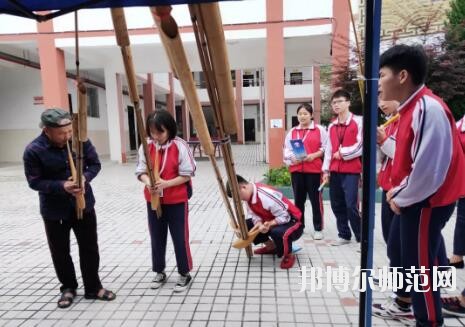 學費對于家長們來說，會在了解學校之前自己確定好學費的范圍，這樣就以這個目標來衡量學校，但是有的家長其實是更關心學校的安全這些，很擔心學生在學校沒有安全保障，所以小編就準備了臺江幼兒師范中等職業(yè)學校收費情況，供與參考。 臺江幼兒師范中等職業(yè)學校收費標準 住宿費500元/學年、書本費400元/學年,合計繳費900元。 建檔立卡戶享受“三免兩補”(免學費、免(補)住宿費、免(補)書費，國家助學金、專項助學金) 臺江幼兒師范中等職業(yè)學校開展7月主題黨日系列活動 1921.7 ~ 2019.7 篳路藍縷，砥礪前行 初心不忘，邁向復興 98年，對于一個人，也許很漫長; 對于一個國家，彈指一揮間; 對于一個政黨，恰是風華正茂! 今年，黨的98歲生日， 我們熱烈慶祝中國共產(chǎn)黨98周年快樂! 6月10日晚,我校第一屆校園“十佳歌手”比賽暨歌唱祖國獻禮70周年決賽在演播廳拉開序幕。 來自學校不同專業(yè)的19位同學引吭高歌，歌唱祖國。比賽期間高潮迭起，精彩紛呈。選手們在舞臺上活力四射，盡顯職校學生魅力。 近一個半小時的角逐，“十佳歌手”終于誕生。張帆校長、金海清副校長親自為獲獎學生頒發(fā)榮譽證書。頒獎結束后，全體同學用一曲《我和我的祖國》獻禮祖國70周年，唱出對黨和祖國的熱愛。 6月24日，我校黨支部書記、校長張帆，黨支部副書記趙明珠走訪慰問貧困學生姜發(fā)才，張帆校長仔細詢問姜發(fā)才在杭州的學習和生活情況，希望姜發(fā)才在杭州繼續(xù)努力學習，認真做好即將開展的頂崗實習工作，學好技能走出大山，通過自己的努力改變自己和家庭的命運，最后，張帆校長代表臺江職校黨支部及全體師生將6000元愛心捐款交到了姜發(fā)才伯母手中。 6月28日，我校黨支部書記、校長張帆，黨支部副書記趙明珠走慰問貧困學生姜非明、姜非林(兩人為雙胞胎，孤兒)。張帆校長親自為兩位同學送去新衣服，并詳細了解學生的家庭情況，與其監(jiān)護人進行溝通和交流，將一千多元資助金交到學生監(jiān)護人手中，以增強其克服困難的信心。 6月28日，臺江職校黨支部圍繞脫貧攻堅工作，開展走訪慰問，送溫暖、送服務活動，幫助特困黨員、老黨員等解決工作中的實際困難和生活問題，走訪慰問幫扶村、看望我校脫貧攻堅駐村干部，為南省村村委送去兩箱辦公室打印用紙，為南省村貧困黨員、臺江職校困難黨員、老黨員送去食用油、大米等慰問品。 張帆校長致辭，回顧黨支部工作并對奮斗在各工作崗位上的黨員表示感謝，同時向全體黨員提出要求， 他表示，全體黨員要把加強黨的思想理論建設放在第一位，要加強黨性修養(yǎng)，不斷提高自身素質，要加強作風建設，提高教育教學質量。 “我志愿加入中國共產(chǎn)黨，擁護黨的綱領，遵守黨的章程……隨時準備為黨和人民犧牲一切，永不叛黨!”7月1日，臺江職校全體黨員干部在退休黨員歐德耀同志帶領下，面對莊嚴的黨旗，整齊列隊，重溫入黨誓詞。 黨支部副書記趙明珠組織全體黨員學習習近平總書記在學校思想政治理論課教師座談會上的重要講話精神。 熊金江副校長宣讀《臺江職校關于“七一”表彰優(yōu)秀黨員、黨齡“逢十”黨員的決定》。 張帆校長為優(yōu)秀黨員、黨齡“逢十”黨員頒發(fā)榮譽證書 系列活動在雄壯的《國際歌》中落下帷幕，歌聲鏗鏘有力，革命精神代代傳遞，美好的生活共同憧憬。 九十八年，崢嶸歲月， 九十八年，輝煌歷程。 今天的我們揮舞著前輩們的偉大旗幟 ,追隨著那從未熄滅的明燈,沖鋒陷陣,高揚風帆,向著那彼岸,向著那未來更加執(zhí)著而勇敢地前進, 前進 ,前進! 不是所有的中專學校都會根據(jù)分數(shù)來錄取的，有的學校錄取是根據(jù)專業(yè)的招生要求面試錄取學生。其實現(xiàn)在學生想要升學有很多的通道，只是在家長和學生的觀念里，只有通過了高考或者中考是最好的，但是現(xiàn)在利用專業(yè)課程同樣也是能升學的。 家長在了解學校的學費時也是要注意學校的學費中間是穿插了各種的助學政策、減免政策、免學費政策還有學校的獎學金政策，家長們把這些了解清楚了就可以幫助自己前進一部分的學費。
