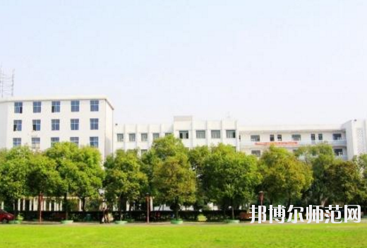 對于幼師學(xué)校的選擇，男生和女生是一樣的?，F(xiàn)在大部分學(xué)校的幼師專業(yè)在進(jìn)行招生的時候，其實男生和女生的招生計劃是統(tǒng)一的，學(xué)校對學(xué)生的性別并沒有要求。所以，小伙伴們選擇幼師學(xué)校的重點不應(yīng)該是這所學(xué)校適合男生還是適合女生，而是這所學(xué)校本身的辦學(xué)條件好不好，以及學(xué)校的優(yōu)勢以及劣勢有哪些等等。接下來，對南昌理工職業(yè)中等專業(yè)學(xué)校感興趣的小伙伴們可以一起來看一看這所學(xué)校的具體情況。  南昌理工職業(yè)中等專業(yè)學(xué)校辦學(xué)理念 學(xué)校以“辦學(xué)校，不開學(xué)店，造福炎黃子孫!”為宗旨，遵循黨的教育方針，倡導(dǎo)“誠實、博愛、勤奮、自強”的校訓(xùn)，按照“理論夠用，注重實踐”的原則，為社會經(jīng)濟(jì)建設(shè)培養(yǎng)“一專多能”的應(yīng)用型人才。畢業(yè)生深受用人單位的歡迎。 例如推薦在“啟悅電子廠”工作的同學(xué)進(jìn)廠第九天，就對8086高壓擊穿儀進(jìn)行技術(shù)改造，降低了勞動強度，提高了生產(chǎn)效率。該廠董事長吳德和先生專程由臺北趕來我?？疾?，并當(dāng)即簽定了廠校合作協(xié)議。  接著我校又與深圳新飛通、深圳捷迪訊、上海偉創(chuàng)力、上海先進(jìn)半導(dǎo)體、上海華微、杭州矢崎、蘇州生益科技、上海攜程旅行網(wǎng)等20多家公司建立了合作伙伴關(guān)系?？梢哉f：“選擇理工，就業(yè)輕松!” 學(xué)校與南昌航空大學(xué)聯(lián)合辦學(xué)，是南昌航空大學(xué)繼續(xù)教育學(xué)院教學(xué)點，依托南昌航空大學(xué)的人才、圖書、先進(jìn)的教學(xué)設(shè)施，資源共享。學(xué)校有一支政治素質(zhì)高、教學(xué)和管理經(jīng)驗豐富的專兼職師資隊伍，正副教授、高級教師近半，其中不少曾獲得“最佳授課教師”的稱號。  南昌理工職業(yè)中等專業(yè)學(xué)校教學(xué)設(shè)置 學(xué)校除精湛的理論教學(xué)外，還設(shè)有圖書閱覽室、計算機中心、語音室和電工、電子、機電、機械加工、數(shù)控、酒店管理等實驗室能安排學(xué)生進(jìn)行多種實驗，“邊講邊練，講練結(jié)合”，確保學(xué)生動手能力的培養(yǎng)。 學(xué)校采取多層次、開放性辦學(xué)和封閉式管理。不僅注重教育質(zhì)量，更注重道德品質(zhì)和綜合素質(zhì)教育。教育管理嚴(yán)格，始終把學(xué)校的安全工作放在首位，在2005-2010職業(yè)高校年檢中，得到市教育局有關(guān)領(lǐng)導(dǎo)的表揚，連續(xù)被評為職業(yè)教育辦學(xué)先進(jìn)單位。  南昌理工職業(yè)中等專業(yè)學(xué)校報名手續(xù) 即日起可到校招生辦或當(dāng)?shù)匚倚Ｕ猩c報名，或來函來電報名、網(wǎng)上報名。  本地區(qū)的應(yīng)屆初中畢業(yè)生可在就讀中學(xué)填中考志愿報名。  報到時帶好戶口本，五張一寸免冠照片和初高中畢業(yè)證書。  小編總結(jié) 南昌理工職業(yè)中等專業(yè)學(xué)校是一所按照“理論夠用，注重實踐”的原則，為社會經(jīng)濟(jì)建設(shè)培養(yǎng)“一專多能”的應(yīng)用型人才的中專學(xué)校，學(xué)校開設(shè)有幼師類的專業(yè)，對幼師行業(yè)感興趣的初中畢業(yè)生可以多加關(guān)注這所學(xué)校。接下來小伙伴們可以去到學(xué)校官網(wǎng)對學(xué)校做進(jìn)一步的了解。當(dāng)然，在南昌還有開設(shè)有幼師類專業(yè)的其他學(xué)校，大家也可以看看其他的學(xué)校怎么樣，做一個比較，然后選擇出最適合自己的一所。
