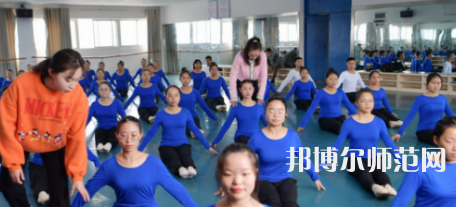 隨著社會(huì)的進(jìn)步，人們的生活得到了全面的改善，開(kāi)始重視自己子女的教育，對(duì)教育人才的教學(xué)水準(zhǔn)就要求更高，使得很多學(xué)生都想要報(bào)考幼師學(xué)校。如果大家已經(jīng)做出了決定，要上幼師學(xué)校，就一定要盡早去了解學(xué)校信息。你越早了解學(xué)校，你可以選擇的學(xué)校就越多，就越能找到適合你的學(xué)校。幼師工作工作也相對(duì)輕松，不用從事體力勞動(dòng)。現(xiàn)在家長(zhǎng)對(duì)孩子的教育非?？粗兀變簣@也越來(lái)越正規(guī)，都需要幼師幼師從業(yè)資格證。  思南中等職業(yè)學(xué)校辦學(xué)條件 學(xué)校老校區(qū)占地面積120.6畝，新校區(qū)200畝，校園拓展空間大。校內(nèi)布局分為：教學(xué)區(qū)、實(shí)驗(yàn)實(shí)訓(xùn)區(qū)、產(chǎn)教結(jié)合區(qū)、生活區(qū)、行政辦公區(qū)、體育運(yùn)動(dòng)區(qū)、美化綠化區(qū)等。各場(chǎng)所均按標(biāo)準(zhǔn)設(shè)計(jì)規(guī)劃，達(dá)到國(guó)家示范校要求的學(xué)校教學(xué)、實(shí)訓(xùn)、師生學(xué)習(xí)、工作、生活等方面需要的效果。  思南中等職業(yè)學(xué)校目標(biāo)明確 學(xué)校培養(yǎng)目標(biāo)明確，人才“出口”暢通，堅(jiān)持德育為先，技能為重，全面發(fā)展與特長(zhǎng)發(fā)展相結(jié)合。圍繞“自強(qiáng)篤行、厚德精技”的校訓(xùn)，堅(jiān)持“四自”(自信、自強(qiáng)、自律、自愛(ài))、“四會(huì)”(學(xué)會(huì)做人，學(xué)會(huì)做事，學(xué)會(huì)求知，學(xué)會(huì)生活)的教育培養(yǎng)目標(biāo)。  實(shí)行考與教分離，重視學(xué)生職業(yè)技能大賽，以賽促學(xué)，以賽促教;重視教師、學(xué)生下企業(yè)參與一線生產(chǎn)實(shí)踐，重視創(chuàng)建“校企聯(lián)動(dòng)”、“工學(xué)結(jié)合”、“教學(xué)做一體”的人才培養(yǎng)模式，畢業(yè)生就業(yè)并能與企業(yè)接軌，與農(nóng)戶融合，人才培養(yǎng)質(zhì)量顯著提高。  銅仁碧江中等職業(yè)學(xué)校簡(jiǎn)介 銅仁市碧江區(qū)中等職業(yè)學(xué)校創(chuàng)辦于1989年，是一所隸屬于碧江區(qū)人民政府的貴州省示范性中等職業(yè)學(xué)校。學(xué)校規(guī)劃占地面積420畝，規(guī)劃建筑面積13萬(wàn)余平方米，總投資約5.8億元。教學(xué)區(qū)、生活區(qū)、運(yùn)動(dòng)區(qū)、綠化區(qū)布局合理，功能設(shè)施完善，環(huán)境優(yōu)美，地處銅仁市川硐教育園區(qū)桃園大道北側(cè)，毗鄰銅仁幼專、貴州健康職業(yè)學(xué)院，有著豐富的文化資源和育人氛圍。  學(xué)校自2013年搬遷至川硐教育園區(qū)以來(lái)，領(lǐng)導(dǎo)班子帶領(lǐng)廣大教師銳意進(jìn)取，和諧奮進(jìn)，確立了“發(fā)展教師、成就學(xué)生、服務(wù)社會(huì)”的辦學(xué)理念，圍繞“辦出特色、形成風(fēng)格、爭(zhēng)創(chuàng)一流”的辦學(xué)目標(biāo)，形成了“醫(yī)護(hù)為主、產(chǎn)教結(jié)合、校企合作”的辦學(xué)特色。  現(xiàn)在整體新生人口的增量將直接體現(xiàn)在幼兒園在園人數(shù)的增加，我國(guó)當(dāng)前幼師行業(yè)的需求還是很大的，遠(yuǎn)遠(yuǎn)不足國(guó)家的計(jì)劃，所以從事幼師行業(yè)前景是很好的。幼兒園、教育機(jī)構(gòu)、培訓(xùn)機(jī)構(gòu)、藝體教育行業(yè)等相關(guān)行業(yè)都需要大量新型教育人才，學(xué)生選擇了教育行業(yè)正好符合當(dāng)今的教育的需求，所以對(duì)同學(xué)們來(lái)講就業(yè)前景是非常具有潛力化的。